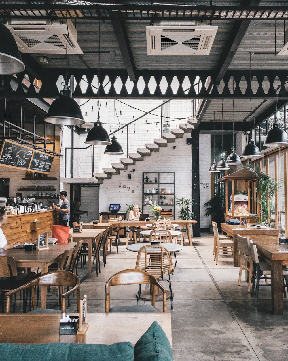 Interior de un café local en uso
